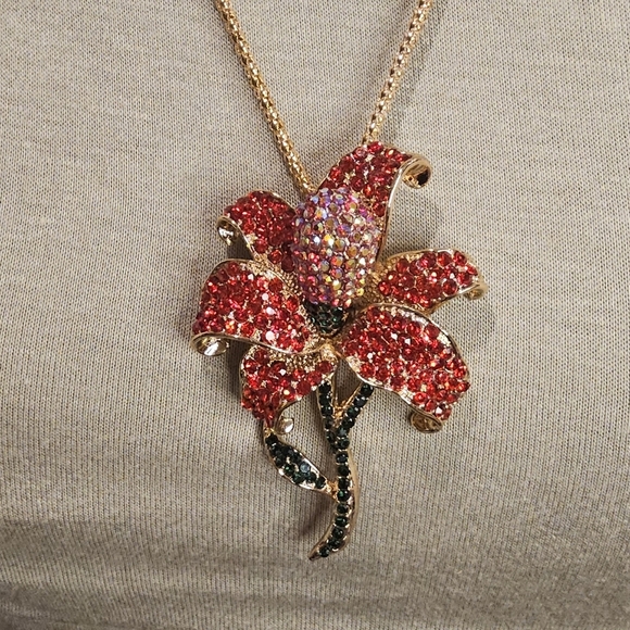 RED FLOWER STATEMENT NECKLACE - Picture 2 of 3